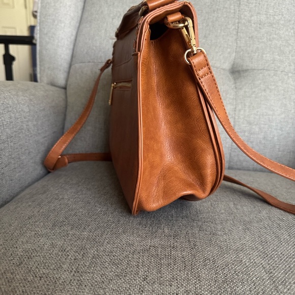 Urban Expressions Tan Khloe Vegan Leather Saddle Shaped Crossbody Bag - Picture 8 of 16